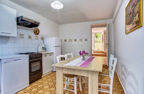 Cove Murtar Villa | Cozy 2-Bedroom Holiday Retreat Sleeps 5