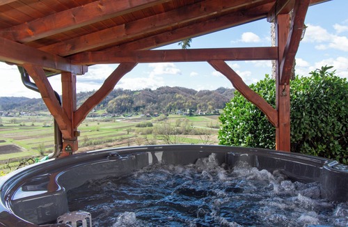 Tuheljske Toplice House | Cozy forest-side home with jacuzzi, fireplace and near Terme Tuhelj