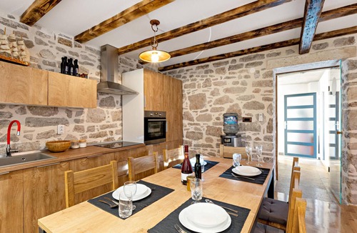 Kaprije House | Cozy home in Kaprije with kitchen