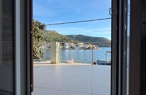 Blace Apartment | Croatia, Dalmatia! Charming apartment in the fishing village of Blace, right on the water!