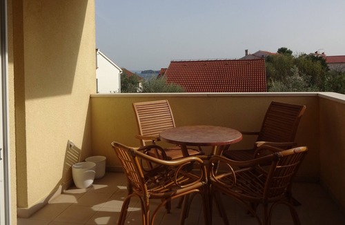 Poljana Apartment | "Dani" - a lovely apartment with seaview - quiet but central in Poljana, Ugljan