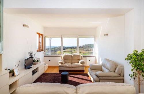 Razanac Apartment | Delightful Apartment in Radovin with Garden