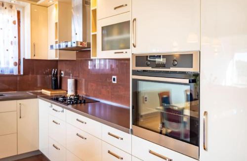 Razanac Apartment | Delightful Apartment in Radovin with Garden