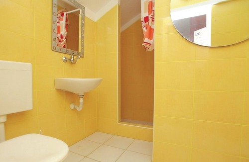 Cove Tri Zala (Zrnovo) Hostel | Dragan's Den - Bed in 12-Bed Mixed Dormitory Room No 4