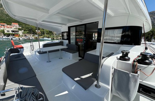 Komolac Boat Rental | Dubrovnik Delight: A Sun-Kissed Sailing Experience