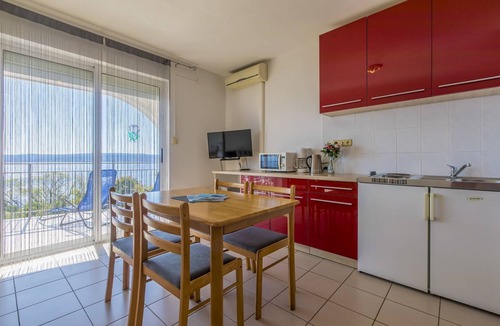 Selce Apartment | Fantastic apartment just 80 metres from the beach with pool and sea view