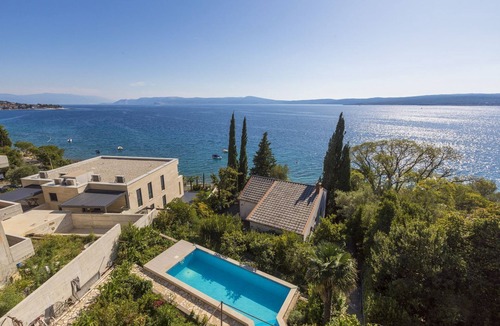 Selce Apartment | Fascinating apartment just 80 metres from the beach with sea view, pool, parking space