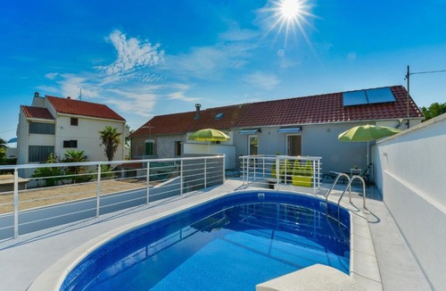 Privlaka House | Ferienhaus Dragica mit Pool 50 m vom Meer