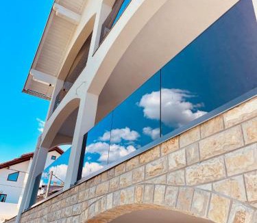 Licko Lesce Apartment | Filuma Suite - Riverside Terrace on Gacka River