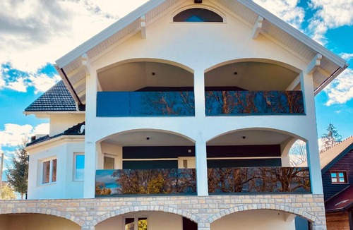 Licko Lesce Apartment | Filuma Suite - Riverside Terrace on Gacka River
