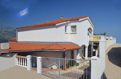 Vinjerac Apartment | Find a travel destination where you can work from the garbage collector