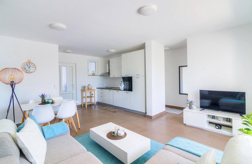 Novi Vinodolski Apartment | Gorgeous apartment in Smokvica Krmpotska