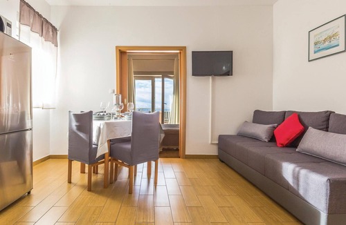 Makarska Apartment | Gorgeous apartment in Makarska with WiFi