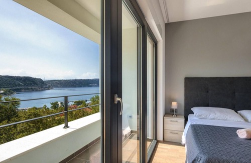 Bakarac House | Gorgeous home in Bakarac with private swimming pool, can be inside or outside