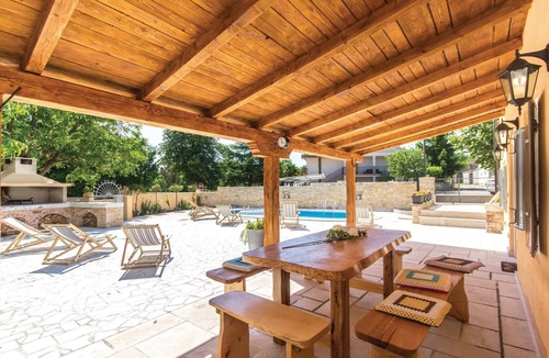Tinjan House | Gorgeous home in Kringa