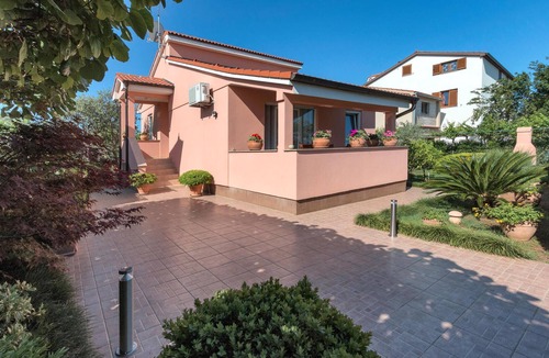 Peroj House | Gorgeous home in Peroj with WiFi