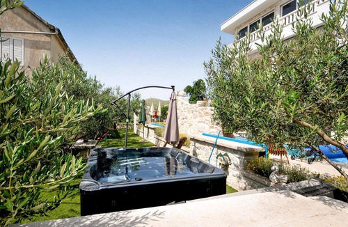 Plano House | Gorgeous home in Trogir with sauna
