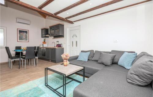 Zavojane House | Gorgeous Home In Zavojane