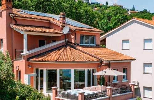 Volosko Apartment | Großzügiges, modernes Apartment mit Terrasse und Meerblick by Interhome