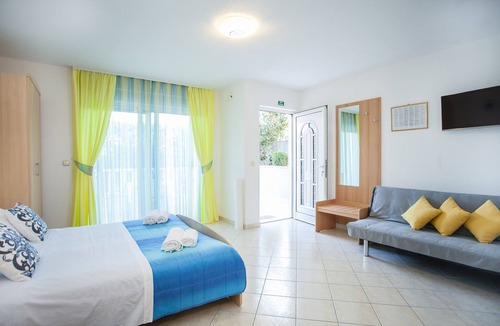 Seget Donji Apartment | Ground-floor studio for 3, 🏝 beach at 50 m, Seget