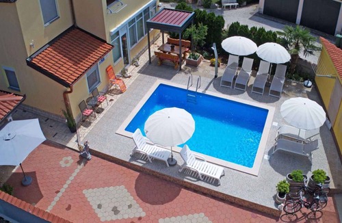 Nova Vas Apartment | Holiday apartment With pool and garden