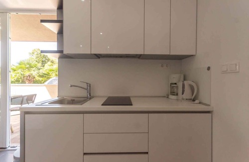 Njivice Apartment | Holiday apartment 150 m from the sea