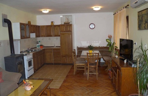 Rtina Apartment | Holiday apartment in a small town with sea view