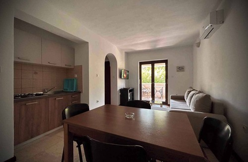 Klimno Apartment | Holiday apartment on the ground floor, with a terrace in Mediterranean greenery and air-conditioned