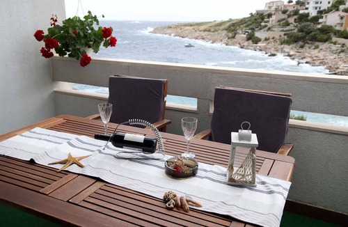Sevid Apartment | Holiday apartment only 10 m from the beach