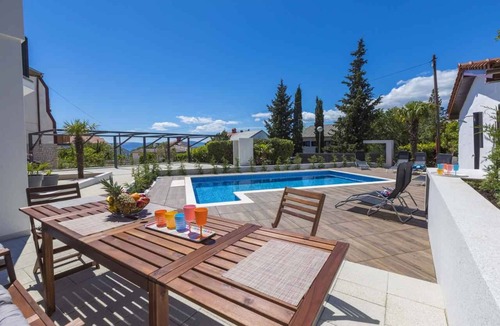 Dramalj Apartment | Holiday apartment with air conditioning and outdoor pool