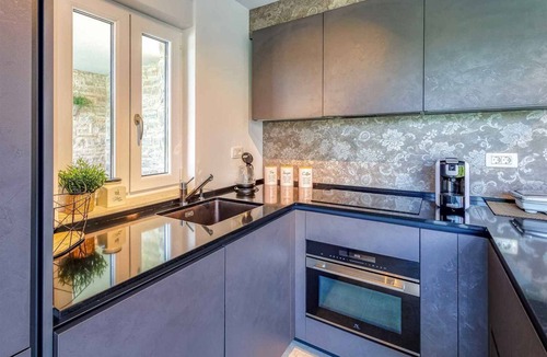 Njivice Apartment | Holiday apartment with pool and air conditioning