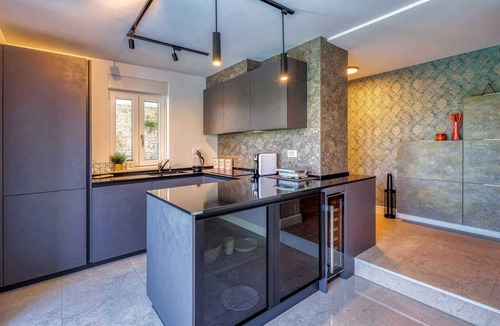 Njivice Apartment | Holiday apartment with pool and air conditioning
