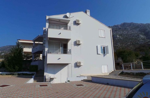 Ribarica Apartment | Holiday apartment with use of pool and balcony