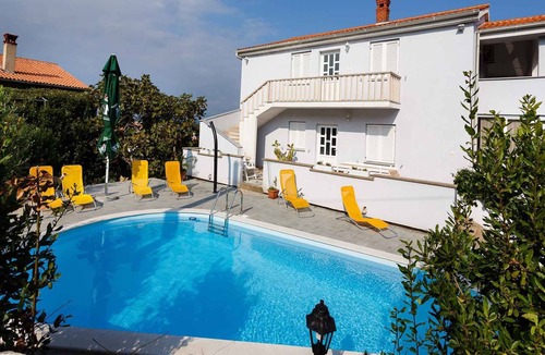 Salatic Apartment | Holiday apartment with pool
