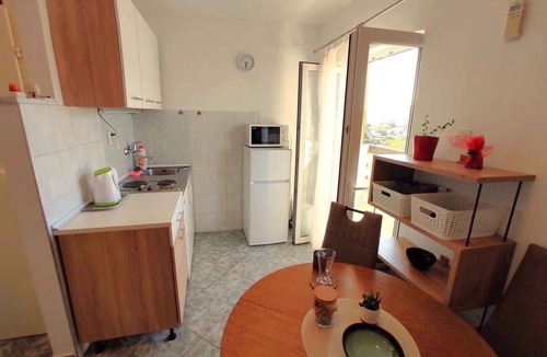 Slatine Apartment | Holiday apartment with sea view 200 m from the beach