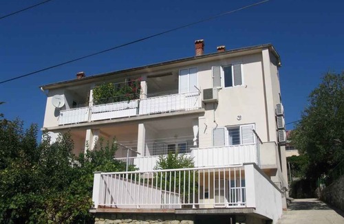 Banjol Apartment | Holiday apartment with terrace and air conditioning