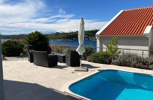 Tijesno Apartment | Holiday apartment with view of the water