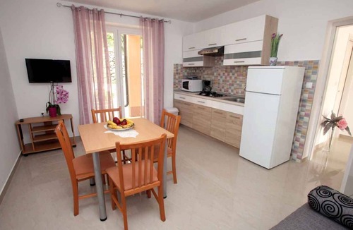 Vrbnik Apartment | Holiday flat with air conditioning