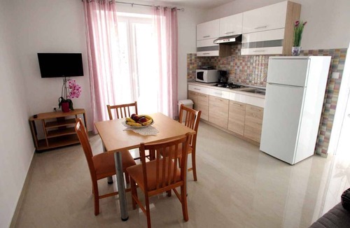 Vrbnik Apartment | Holiday flat with air conditioning