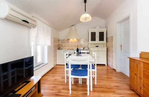 Vrbnik Apartment | Holiday flat with sea view