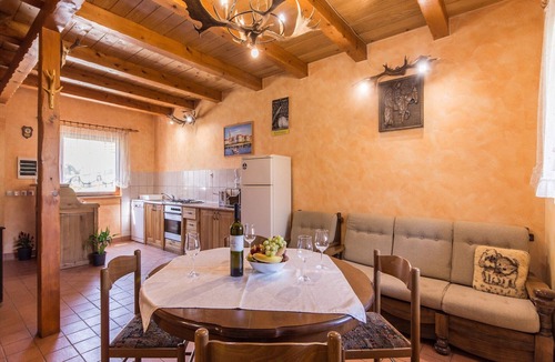 Brod Moravice House | Holiday Home in Brod Moravice with Pool