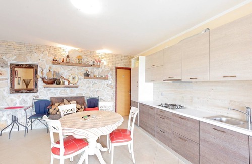 Kolan House | Holiday Home Mandre near Stunning Beaches