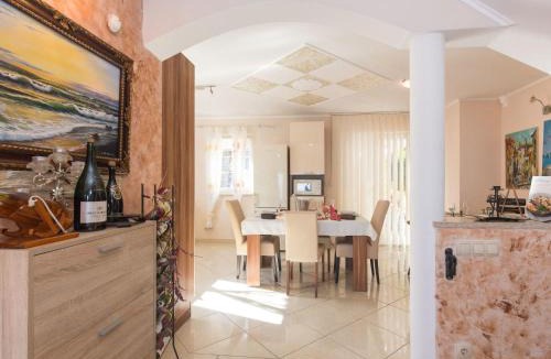 Opric House | Holiday Home Wunderschöne Luxus-Familienvilla Emily by Interhome
