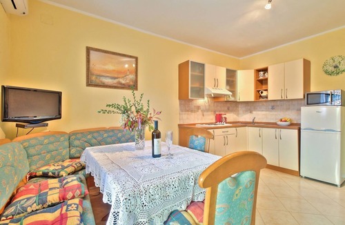 Đuba Apartment | Idyllic flat just 500 metres from the beach with sunbathing lawn and barbecue
