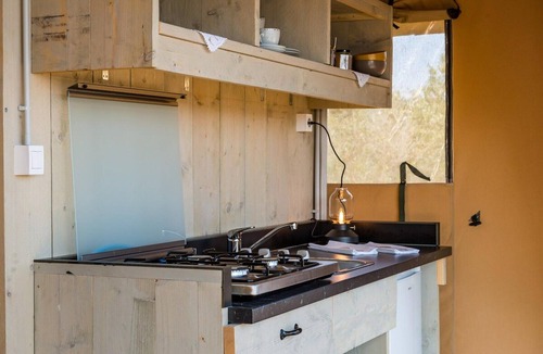 Donje Selo Apartment | Island Glamping for 4 with Jacuzzi