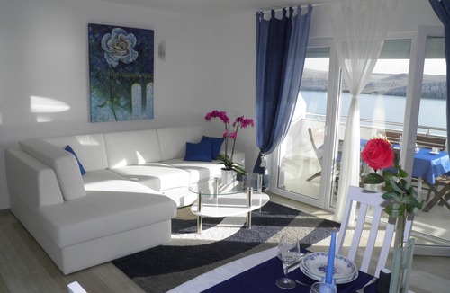 Dinjiska Apartment | Island Pag seafront 1