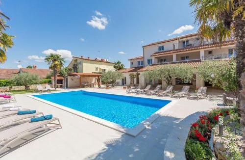 Mali Maj Apartment | Lauschiges Apartment mit 60m2 Pool, Babybett, Waschmaschine, Grillbereich - nur 800 Meter zum Strand