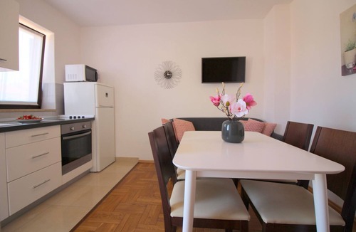 Brulo Apartment | Light-filled apartment just 400 metres from the beach with sea views, WiFi, air conditioning