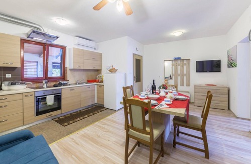 Pazin Apartment | Look forward to a great vacation in this beautiful vacation home with jacuzzi.