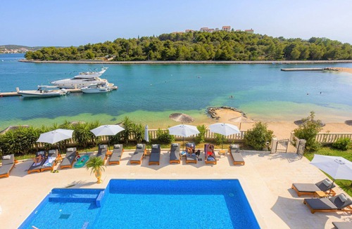 Podglavica Apartment | Lovely apartment for 4 people with WIFI, pool, A/C, TV, terrace, pets allowed and parking